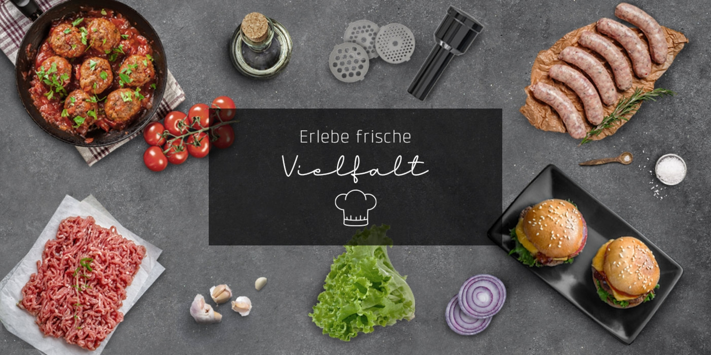 Verschiedene Lebensmittel, darunter Fleischbällchen, Würstchen und Burger, auf einem grauen Hintergrund.
