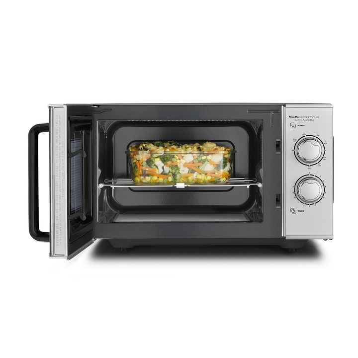 Mikrowelle mit Gemüse gefüllt, geöffnet, bereit zum Kochen, Innenansicht, Nahaufnahme