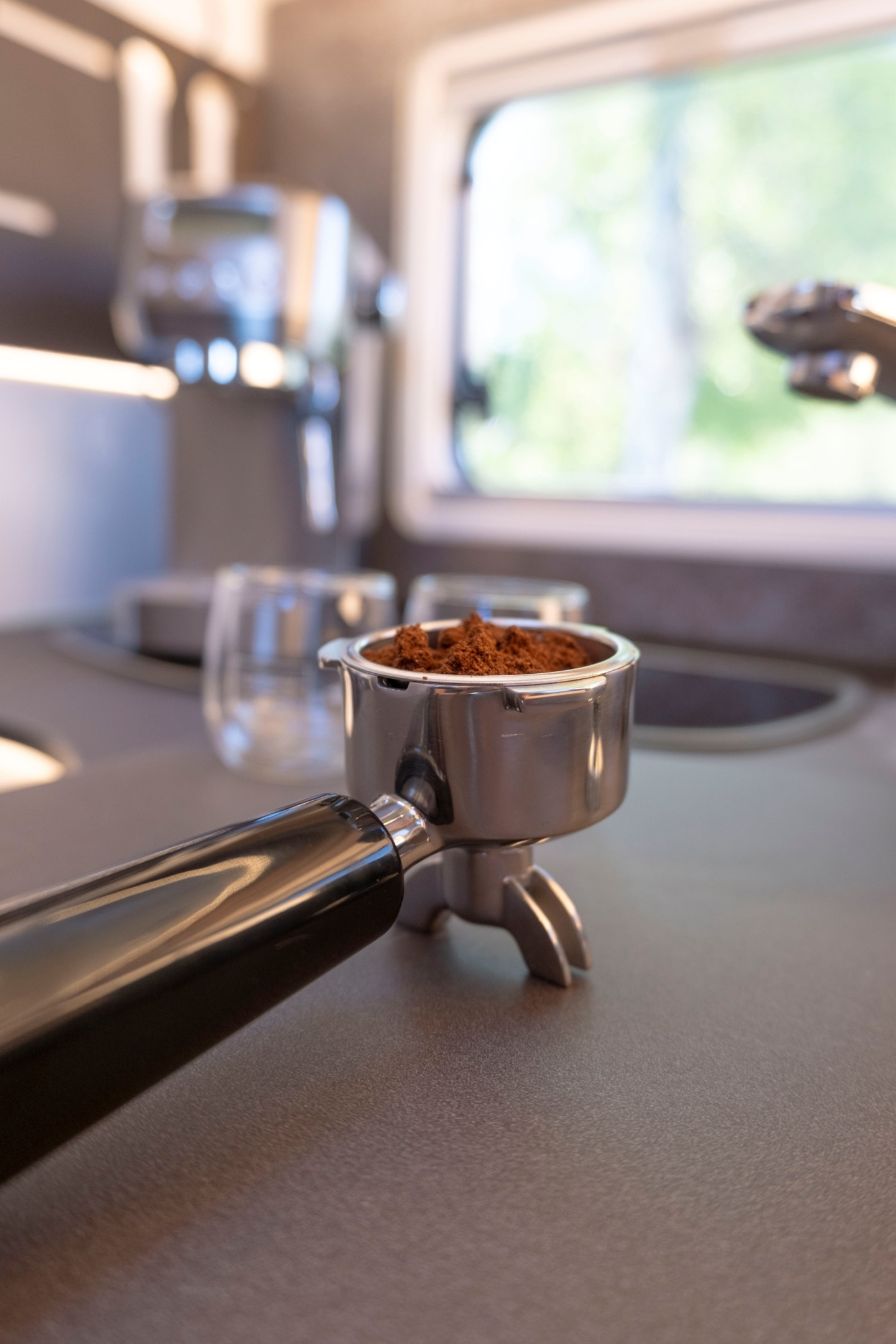 Siebträger mit gemahlenem Kaffee für Espresso, nahaufnahme.