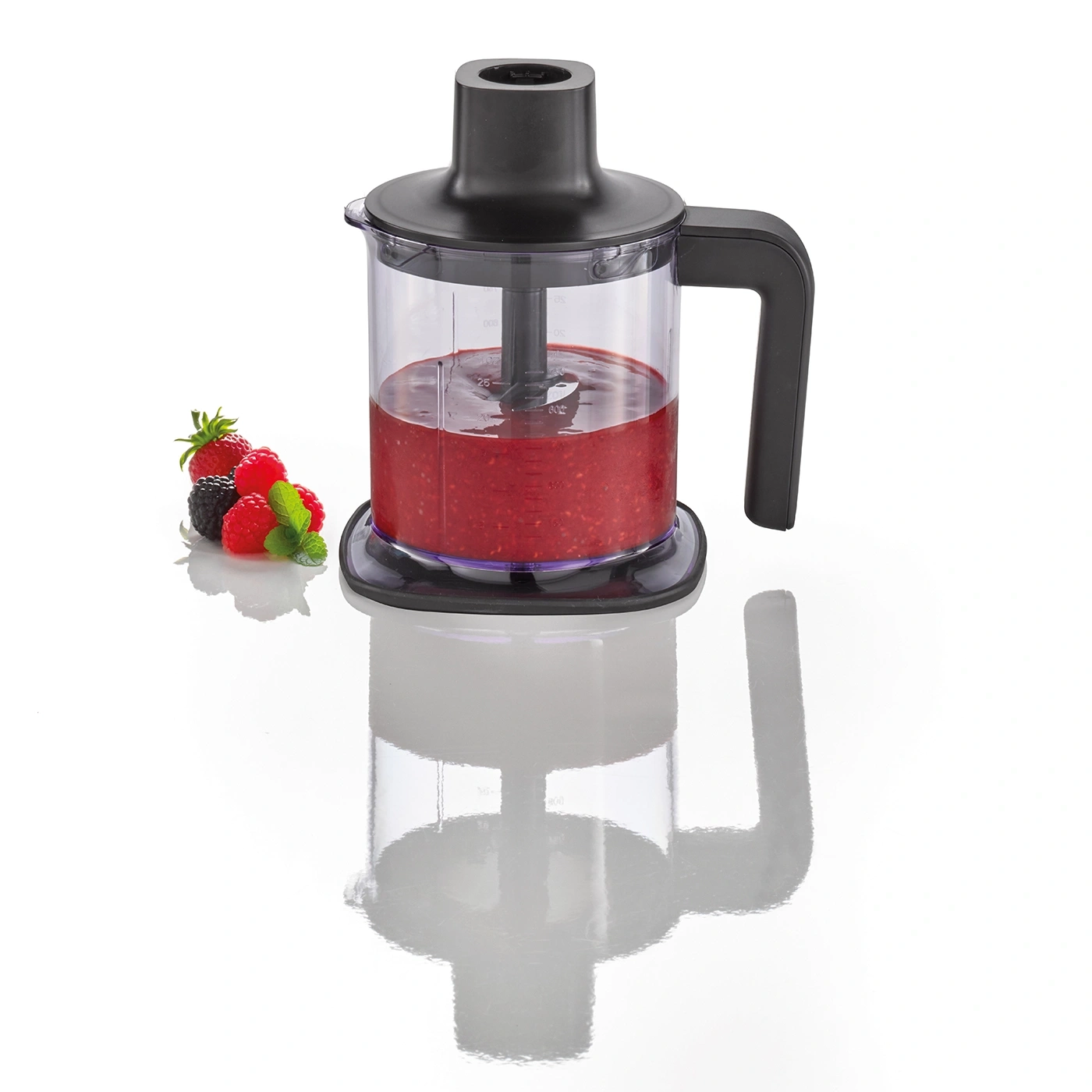 Mixer mit roter Flüssigkeit und Beeren auf weißem Hintergrund. Fruchtiger Smoothie.