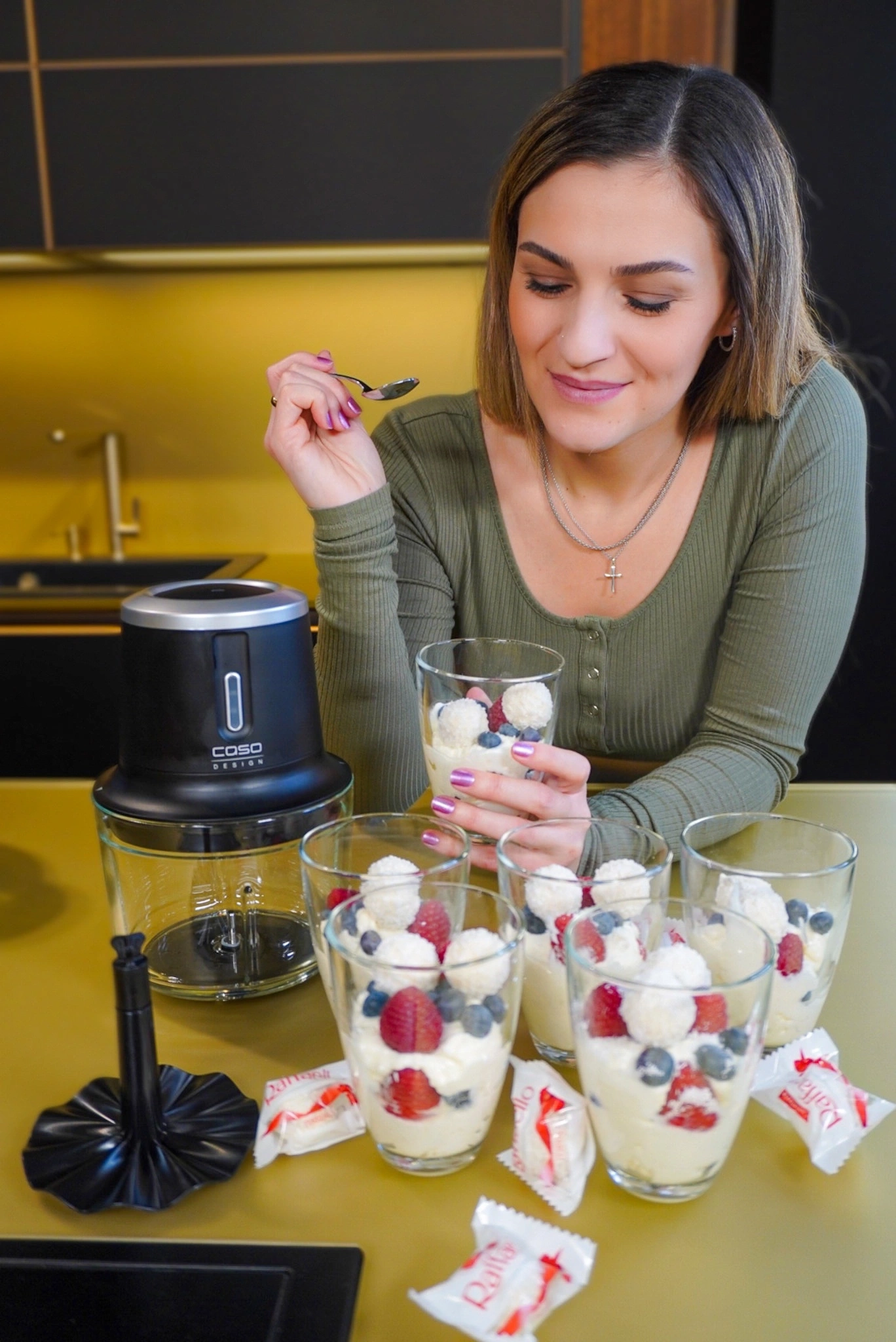 Frau mit Dessert, Beeren, Kokosbällchen, Gläser, Küche, Essen, genießen, Löffel