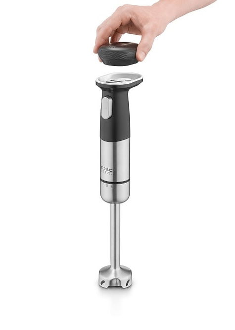 Handmixer mit abnehmbarem Deckel, der von einer Hand gehalten wird.