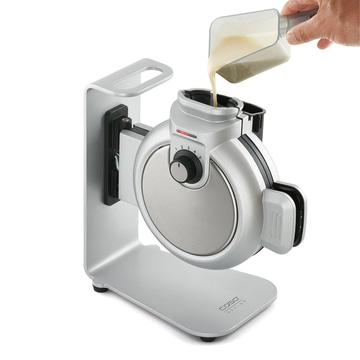 Waffeleisen mit Teig, der in die Öffnung gegossen wird, silberfarbenes Design