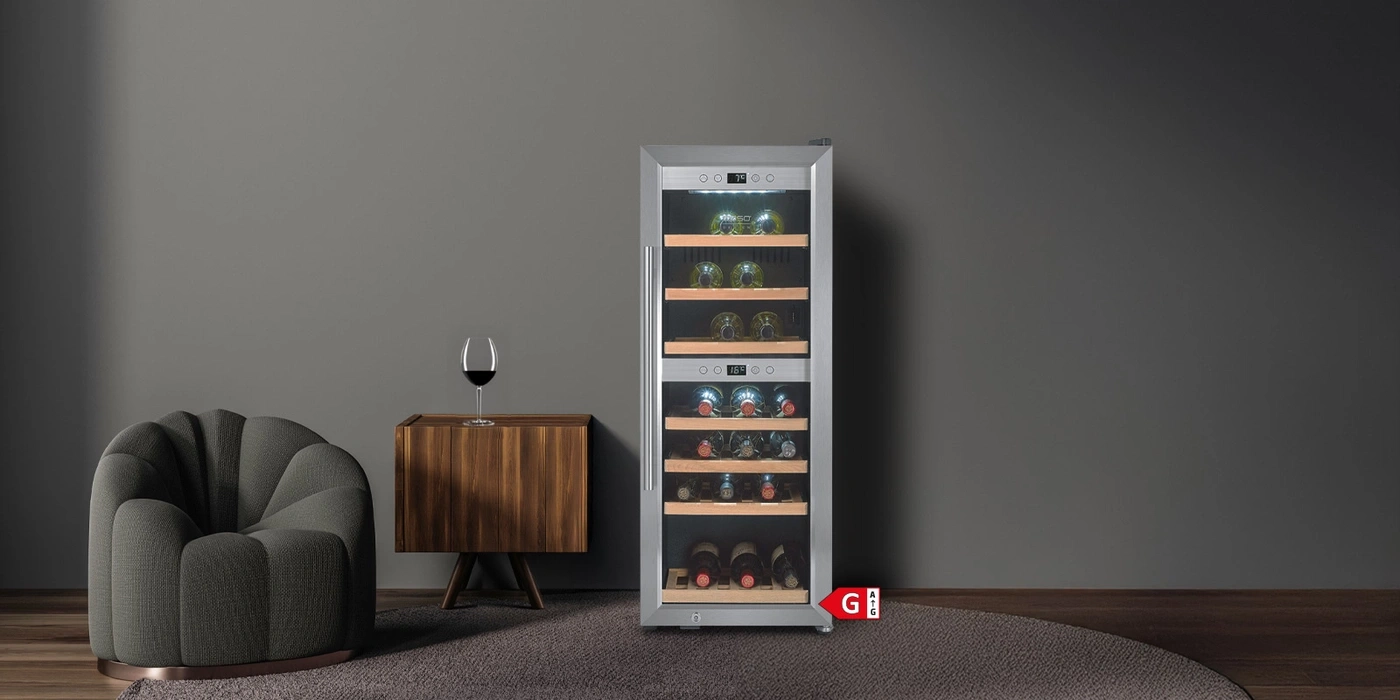 Ein moderner Raum mit einem Wein-Kühlschrank, Sessel und Beistelltisch.