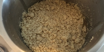 Gemahlene Mandeln in einer Schüssel, bereit für die Zubereitung eines Rezepts.