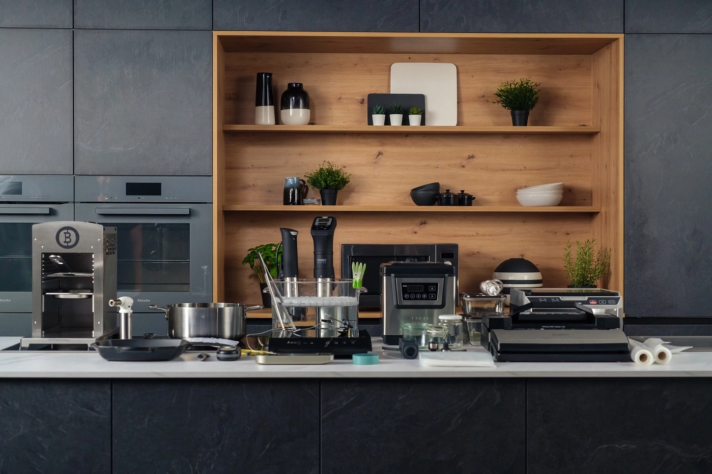 Moderne Küche mit Geräten und Dekorationen auf Holzregalen und Arbeitsplatte.