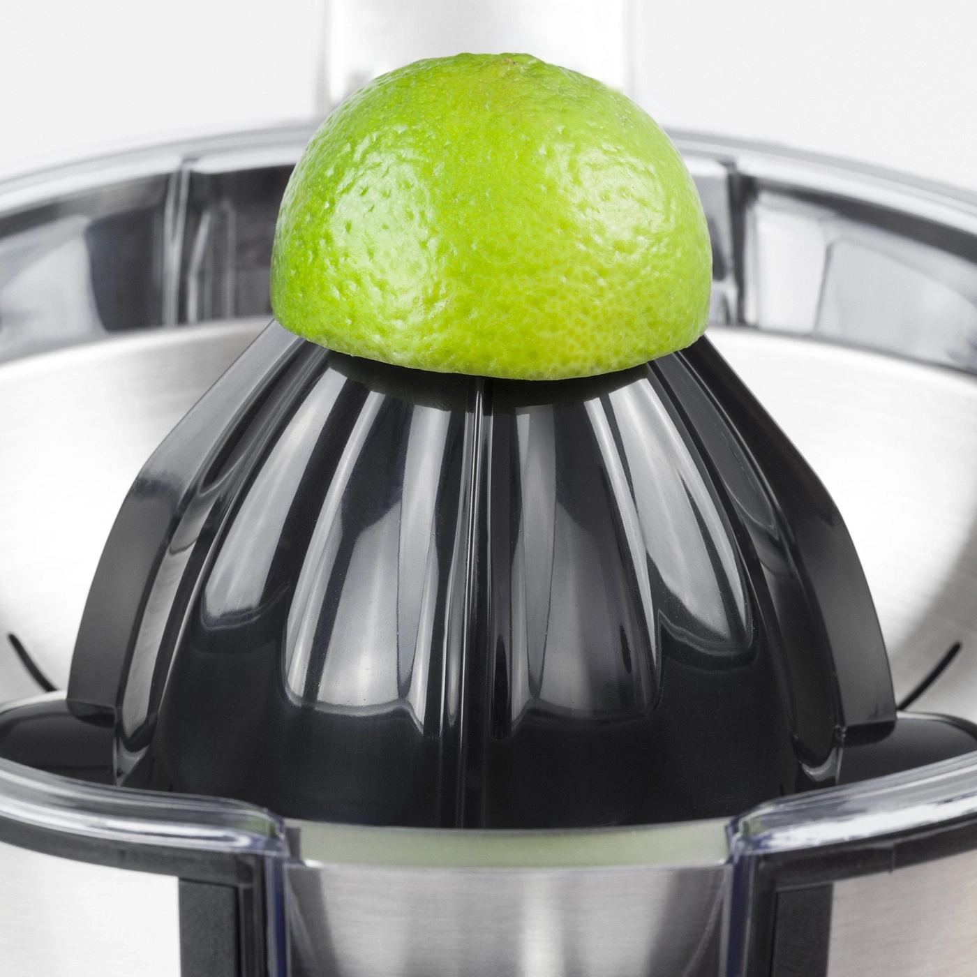 Eine Limette auf einer Zitruspresse. Nahaufnahme. Saftpresse und Frucht.