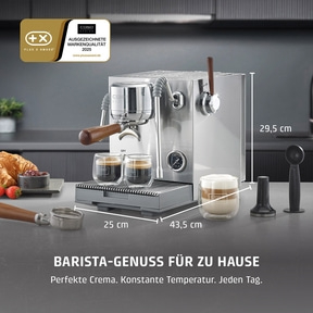 Eine Edelstahl-Espressomaschine mit Holzakzenten und zwei Gläsern Espresso, daneben ein Latte Macchiato. Maße sind angegeben.