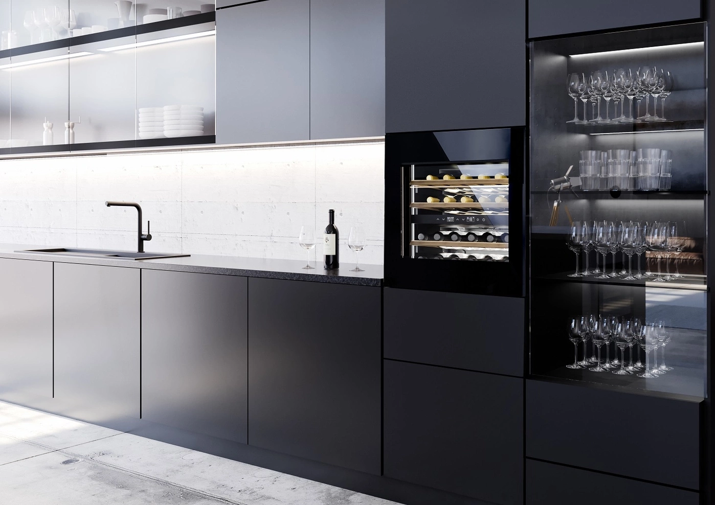Moderne Küche mit Weinkühler, Gläsern und Flasche. Schwarze Schränke und Arbeitsplatte.