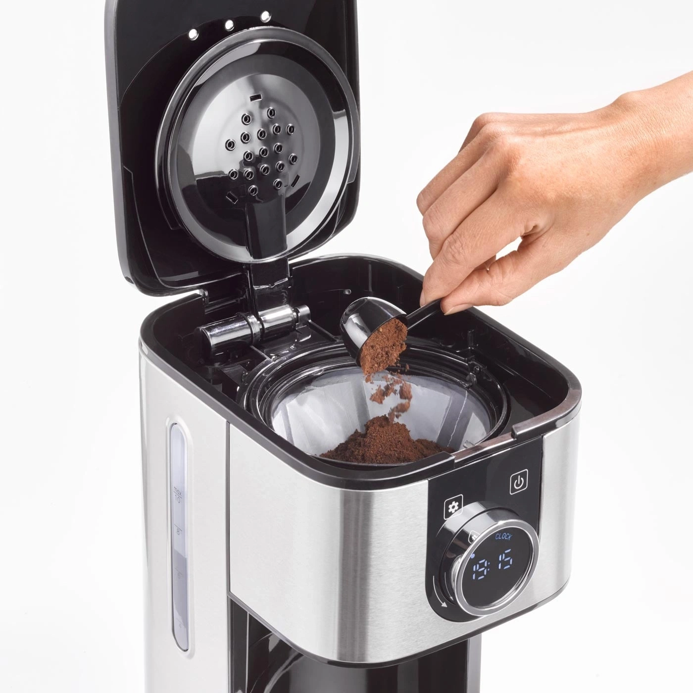 Kaffeemaschine, die mit Kaffeepulver gefüllt wird, mit digitaler Uhranzeige.