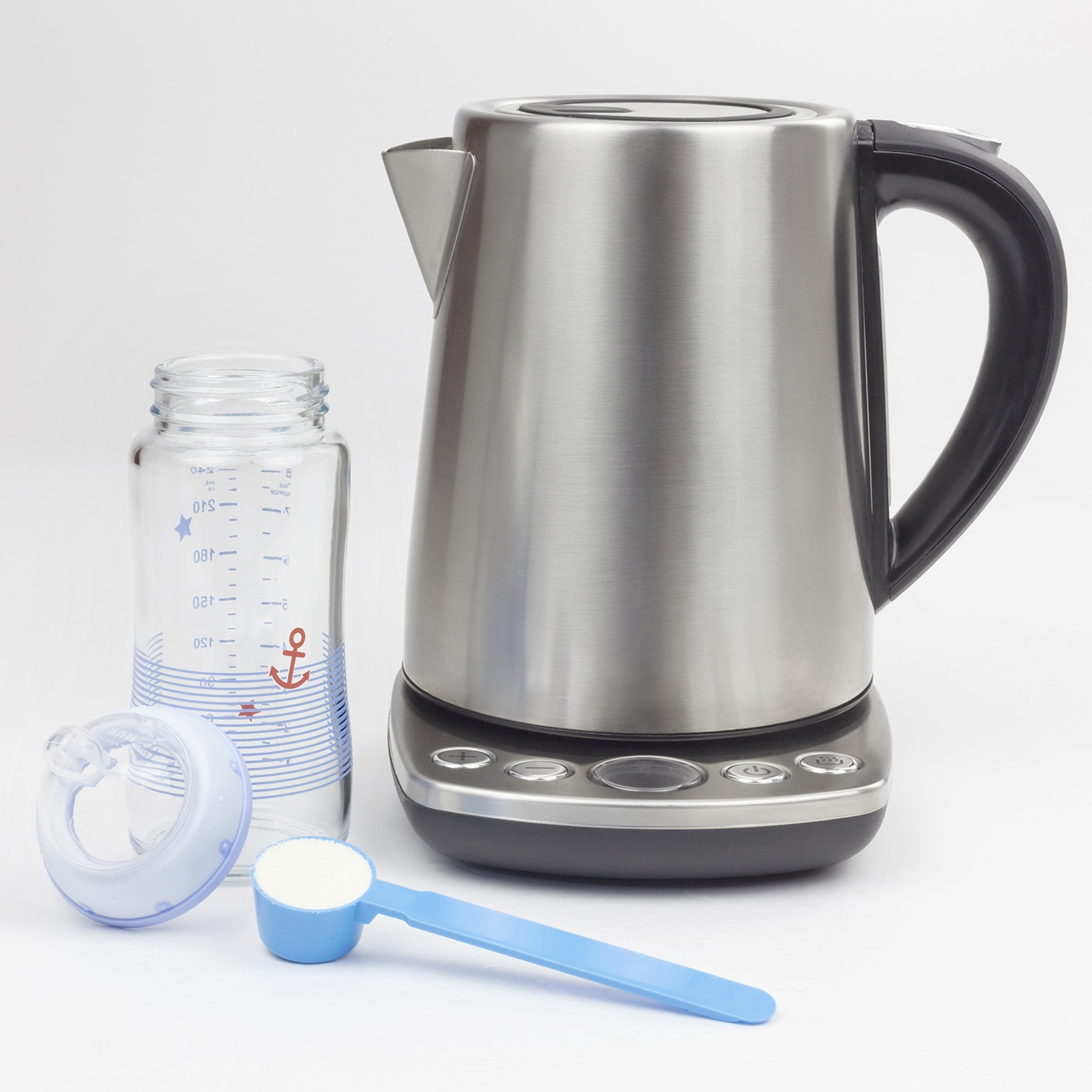 Wasserkocher, Babyflasche, Pulverlöffel, Babyernährung, Zubereitung von Babynahrung