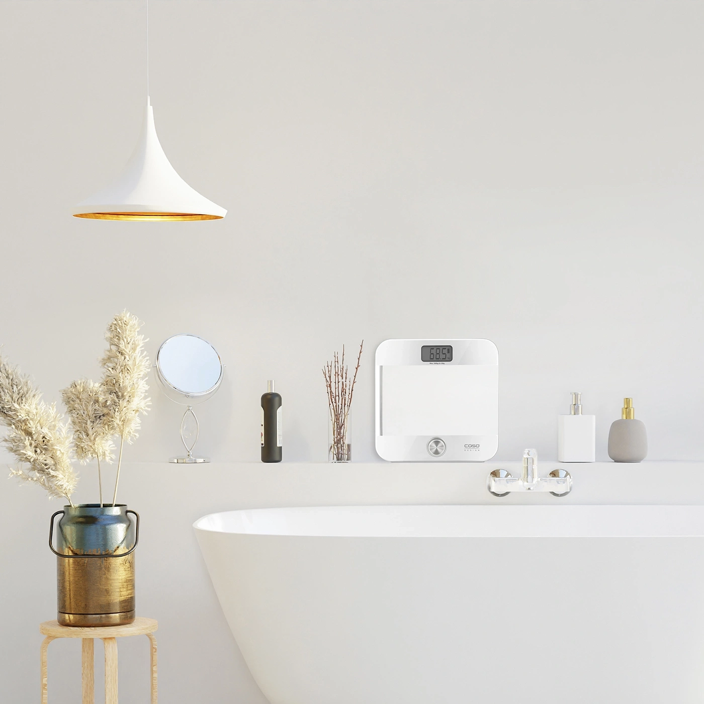 Badezimmer-Dekoration mit Waage, Spiegel, Pflanzen und Badewanne. Minimalistisches Design.
