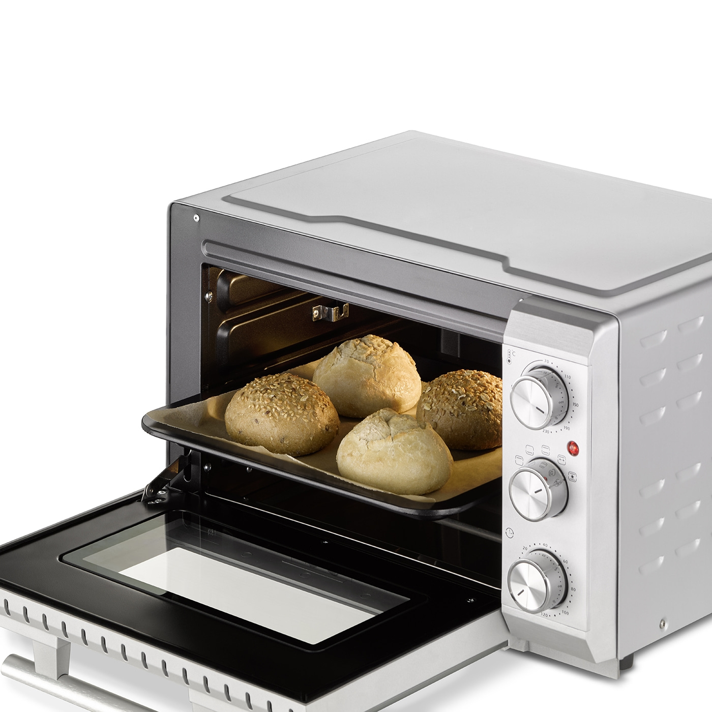 Ofen mit Brötchen. Backofen mit geöffneter Tür und Brötchen auf einem Blech.