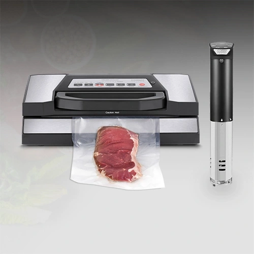 Vakuumiergerät mit Fleisch und Sous-Vide-Garer für die Küche.