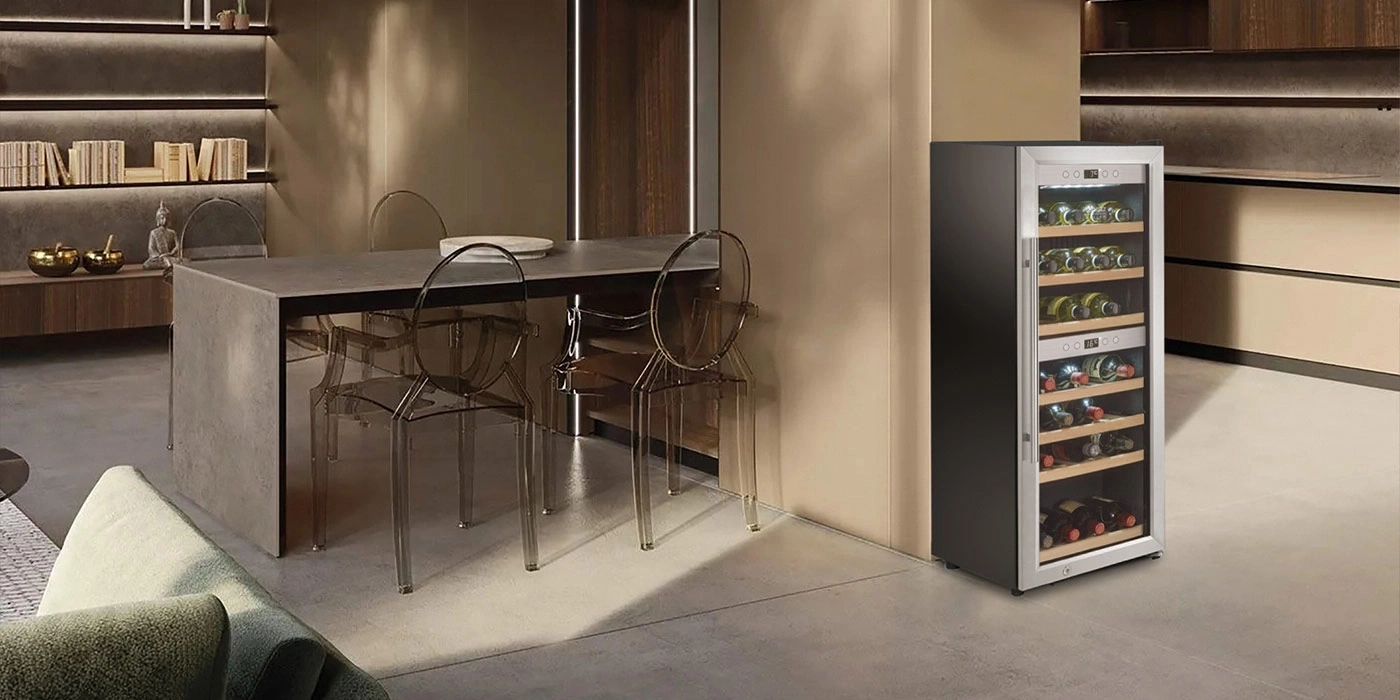 Ein moderner Essbereich mit einem Weinkühlschrank und transparenten Stühlen.