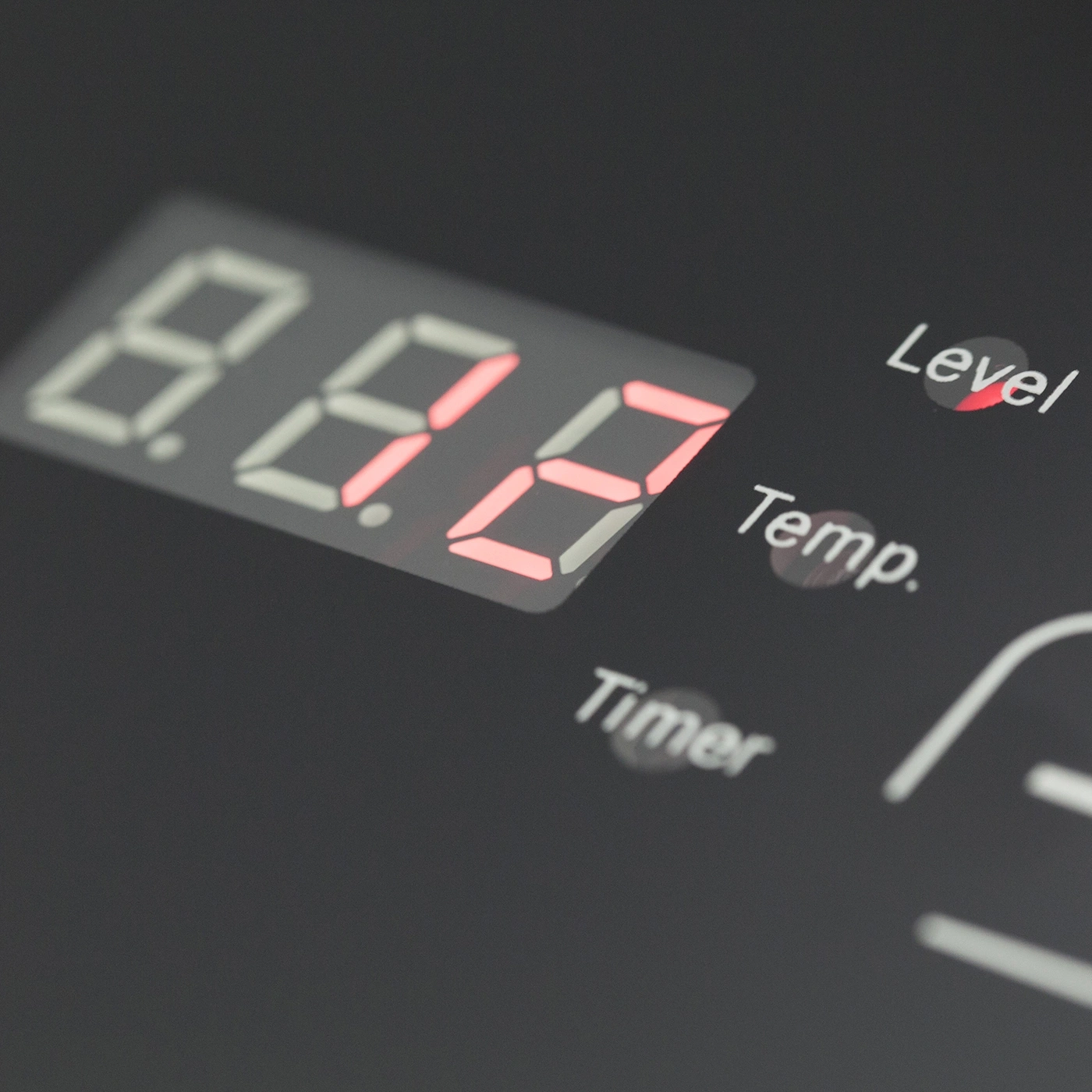Digitalanzeige mit Temperatur, Timer und Level-Anzeige auf schwarzem Hintergrund.