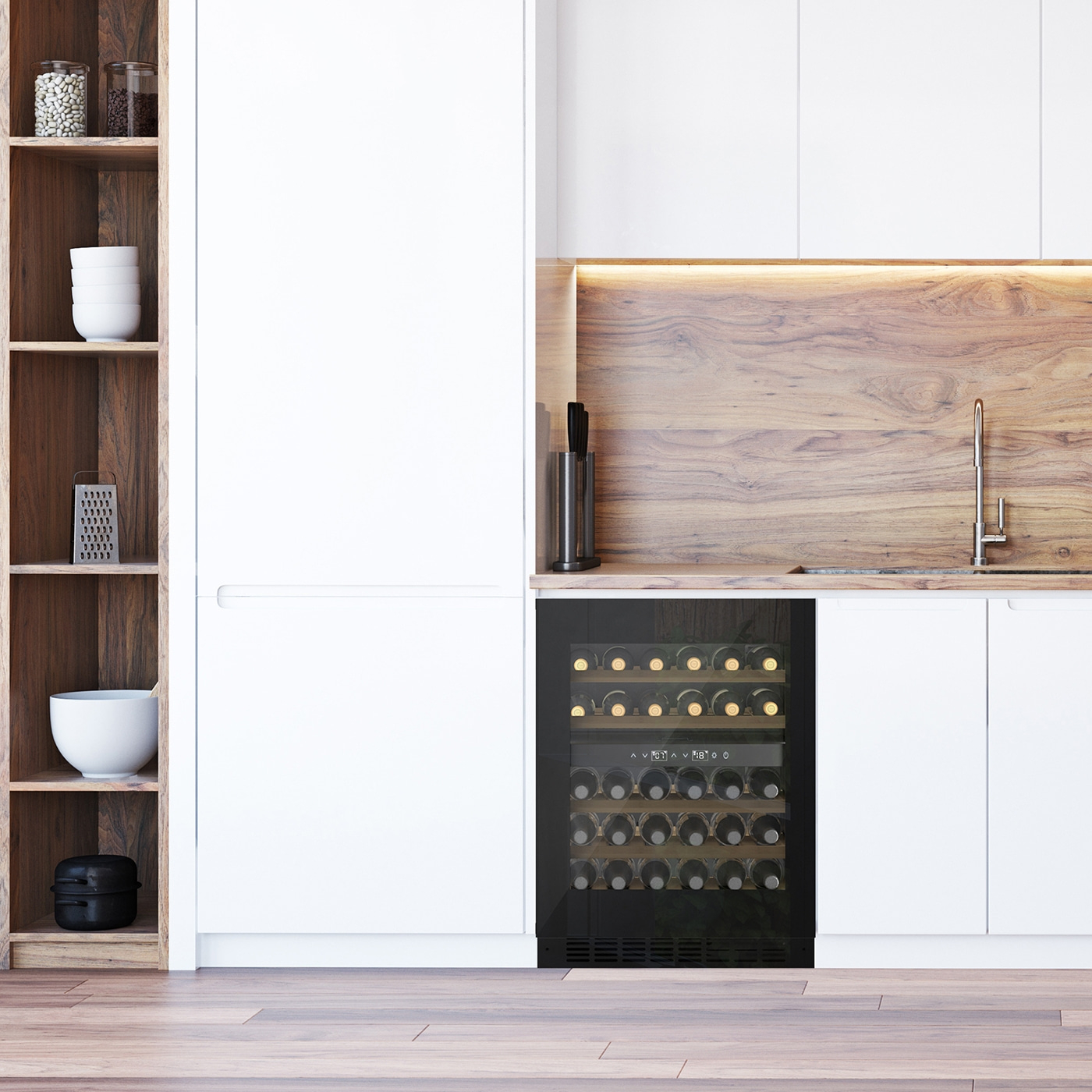 Einbau-Weinkühlschrank unter einer Holzrückwand in einer modernen Küche.