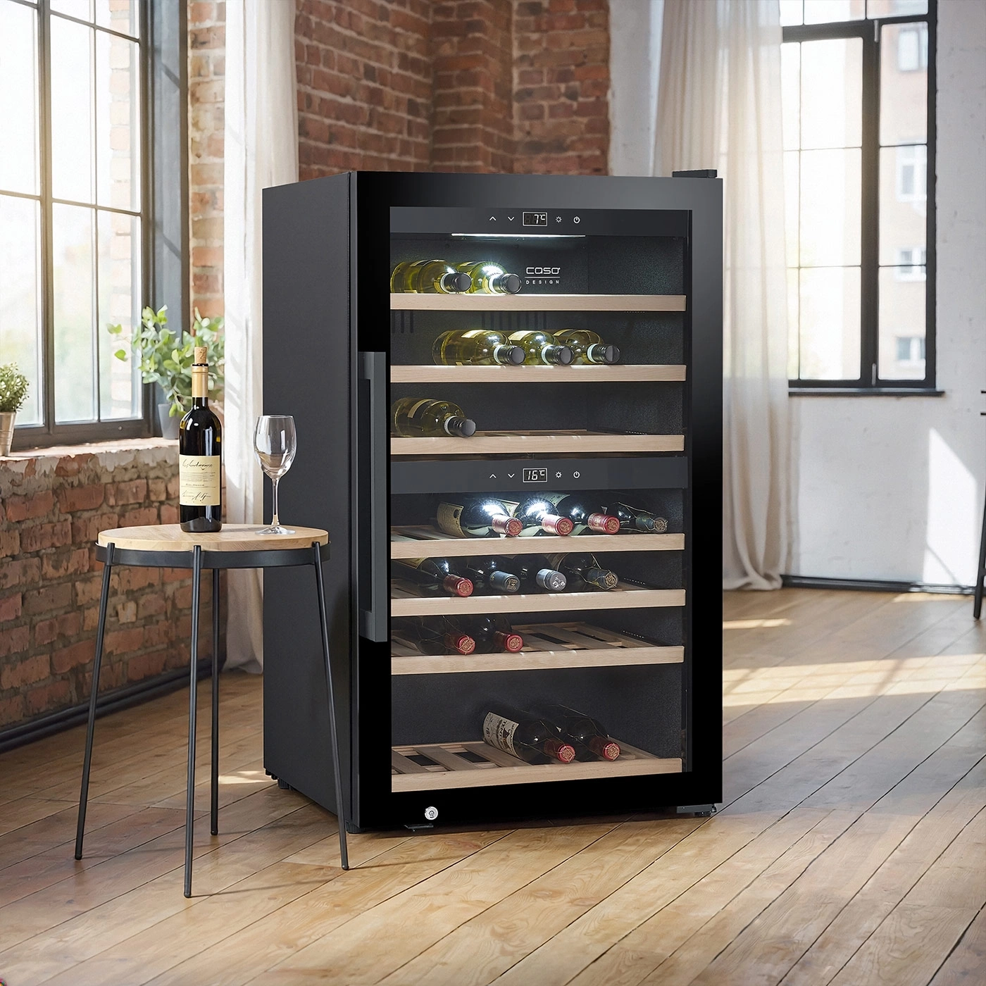 Ein moderner schwarzer Weinkühlschrank mit Holzböden und Flaschen, daneben ein kleiner Tisch mit einer Weinflasche und einem Glas.