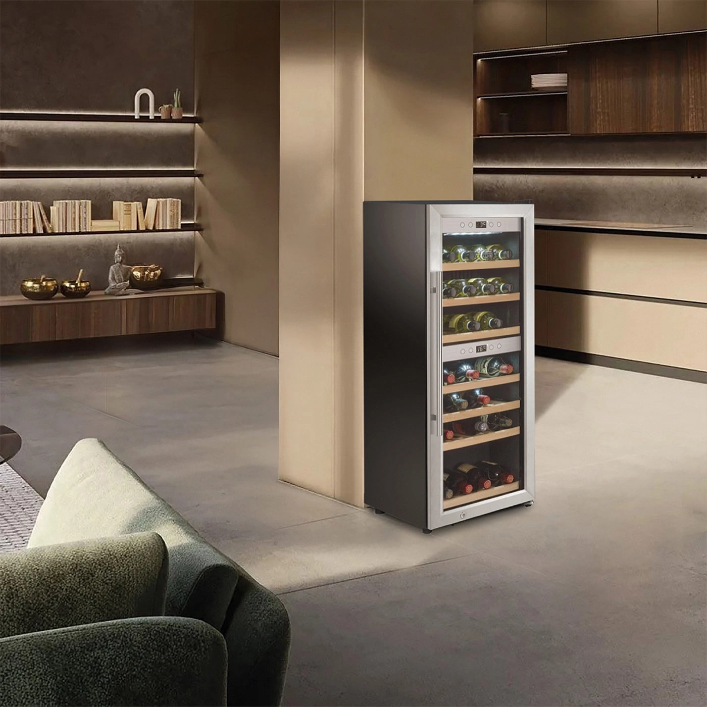 Ein moderner Weinkühlschrank in einer stilvollen Küche mit Regalen und einem Sofa.