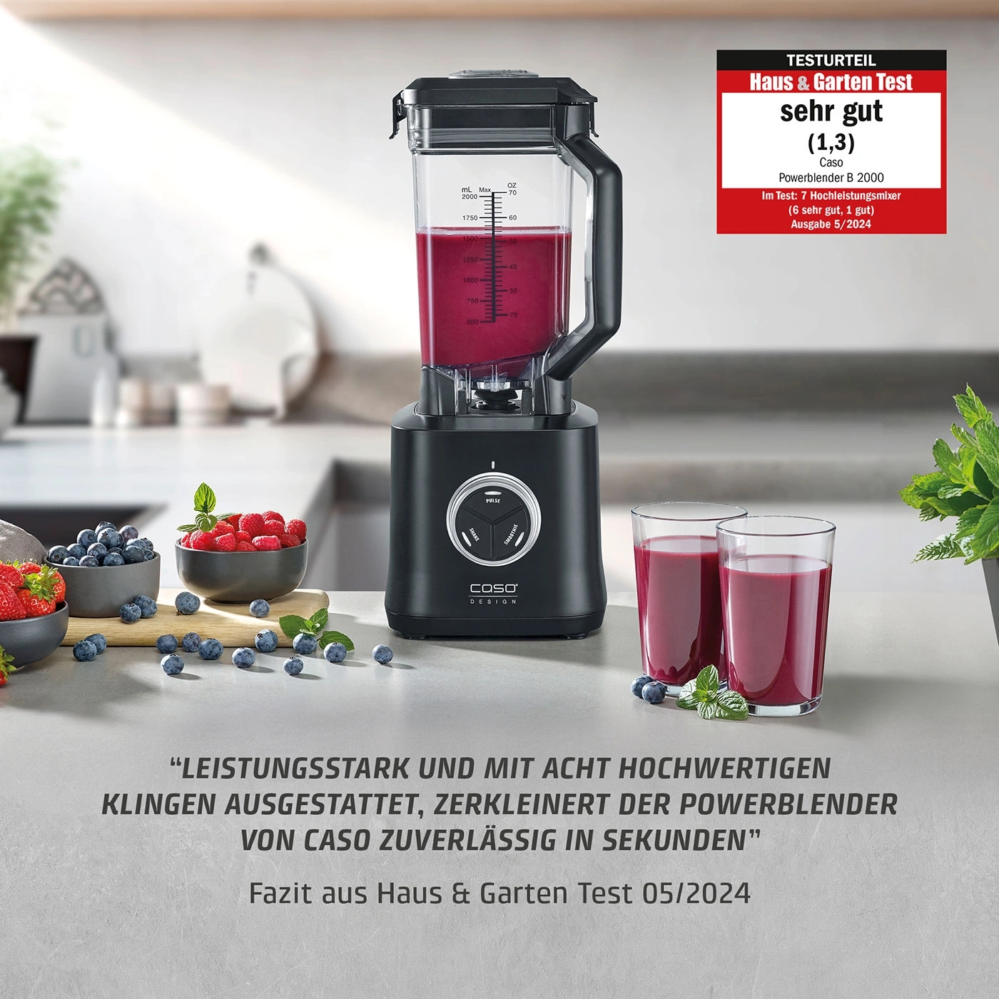 Ein schwarzer Hochleistungsmixer von Caso mit Obst und Saft im Bild