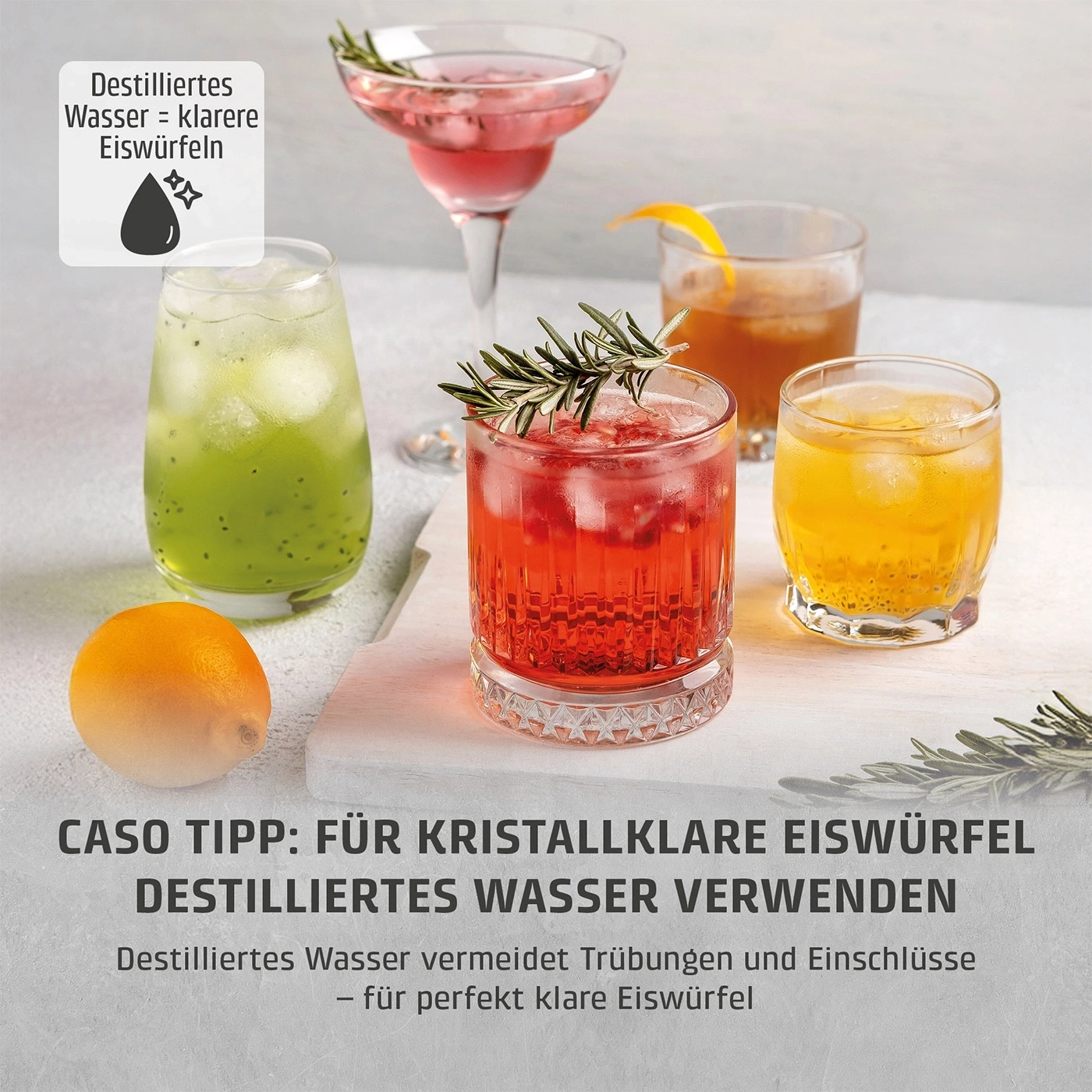 Vier Cocktails mit Eiswürfeln und Zitrone, mit Text über destilliertes Wasser.