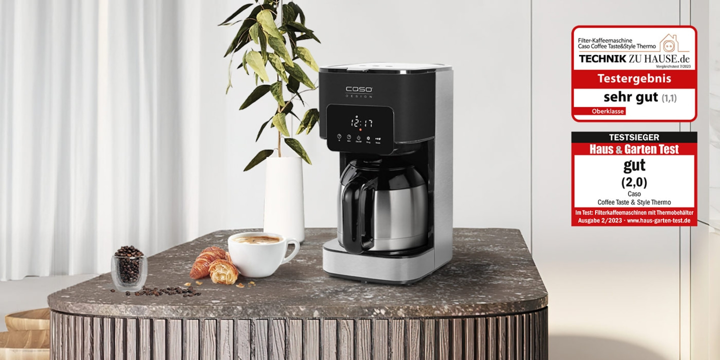 Kaffeemaschine mit Testergebnissen und Zubehör auf einem Tisch