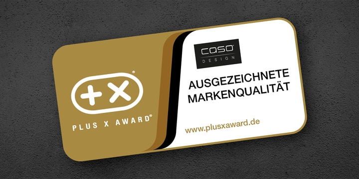 Plus X Award Auszeichnung für ausgezeichnete Markenqualität neben dem Caso Design Logo auf dunklem Hintergrund