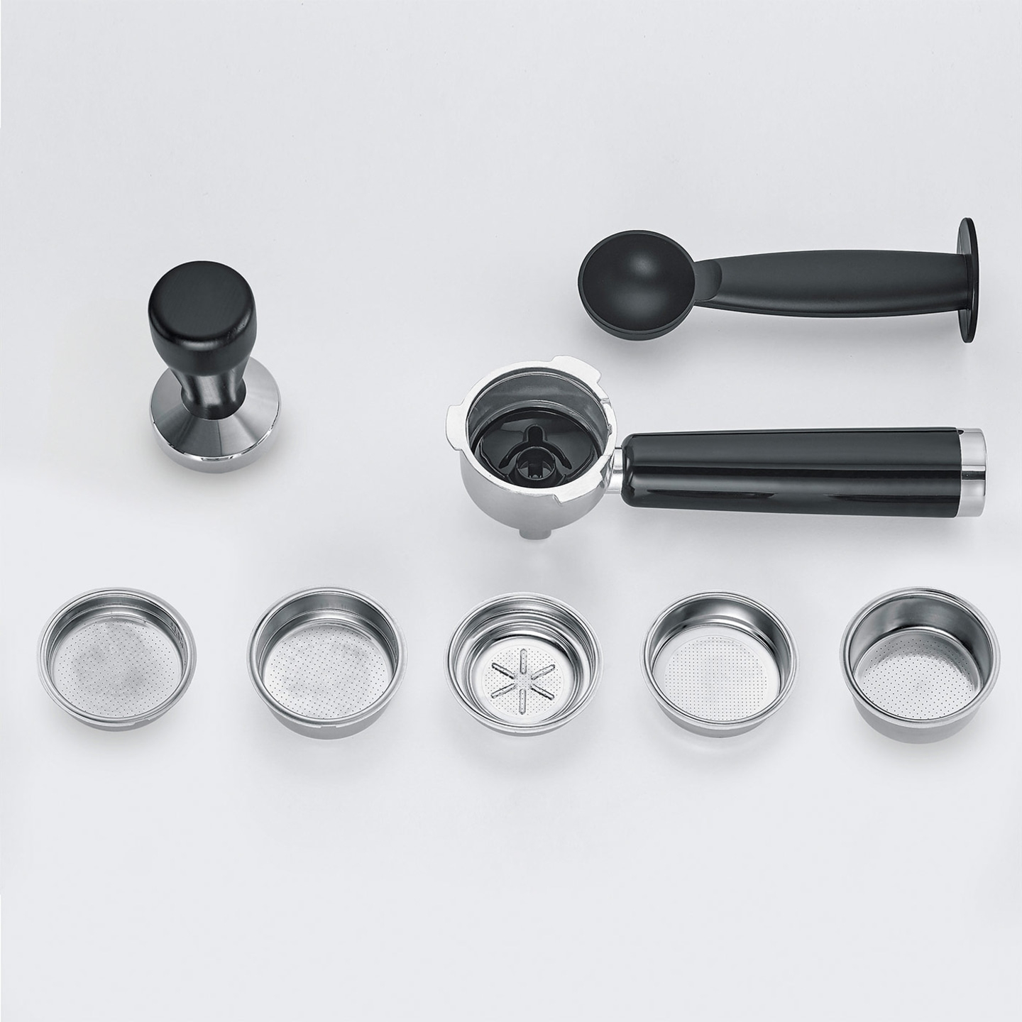 Espressomaschinen-Zubehör mit schwarzem Tamper, schwarzem Kaffeelöffel, Siebträger und fünf verschiedenen Metallfiltern