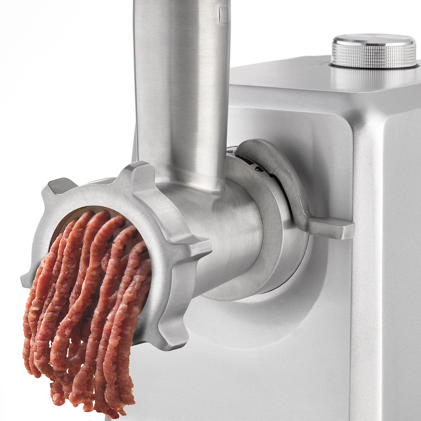Fleischwolf, der Fleisch zerkleinert, um Hackfleisch zu erzeugen, Nahaufnahme, Edelstahl