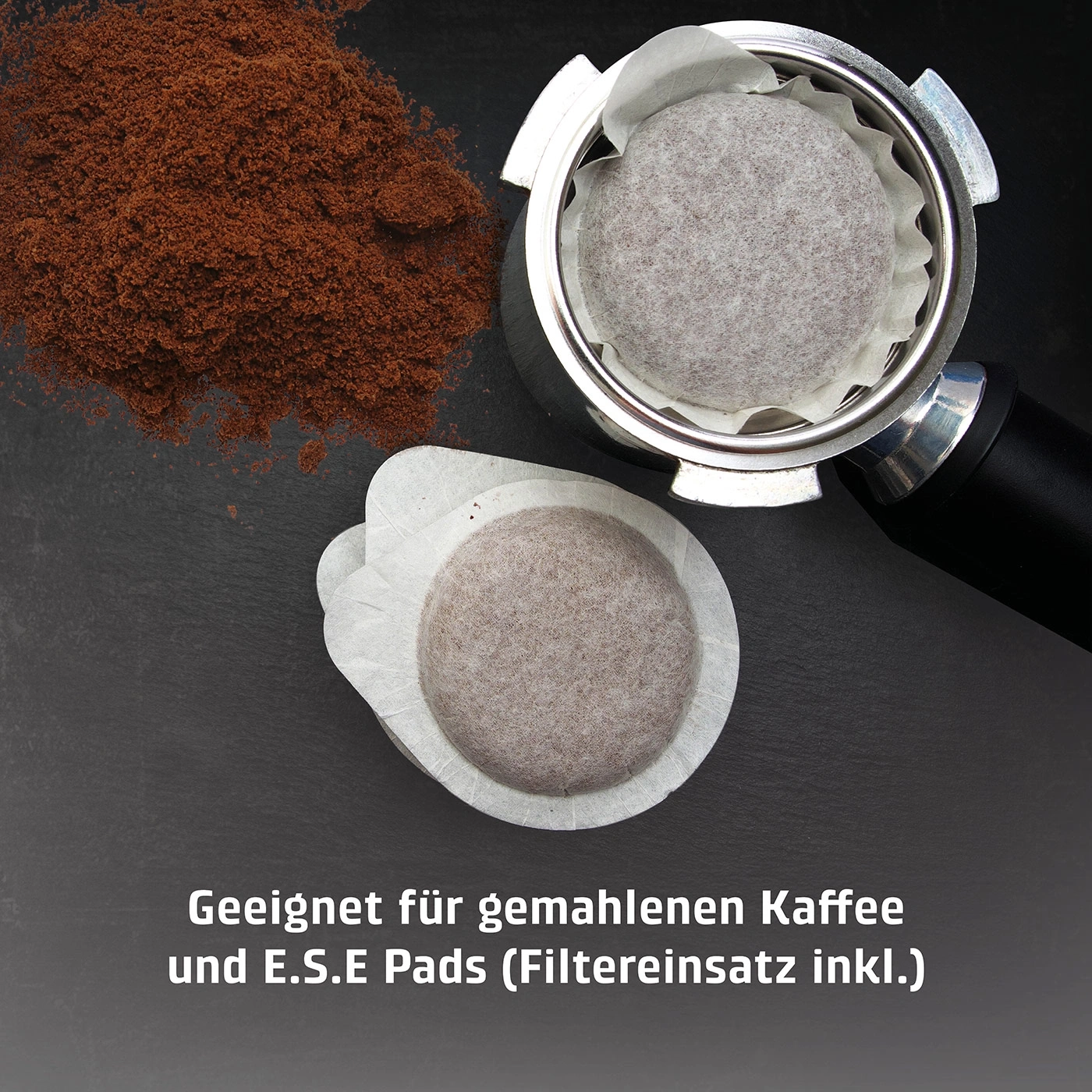 Kaffeepulver, Pads und Siebträger auf dunklem Untergrund. Geeignet für gemahlenen Kaffee und E.S.E Pads.