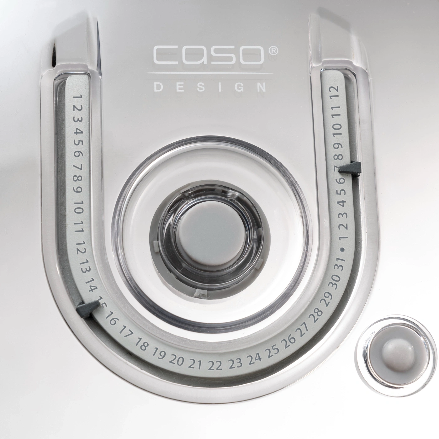Nahaufnahme eines silbernen Geräts mit Zahlen und dem Wort „Design“.