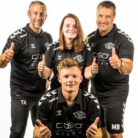 Team in schwarzen T-Shirts mit Daumen hoch, RCS-Logo, Hummel-Kleidung, Design