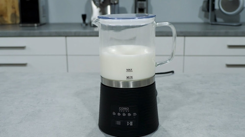 Milchaufschäumer mit Milch auf einer Küchenarbeitsplatte