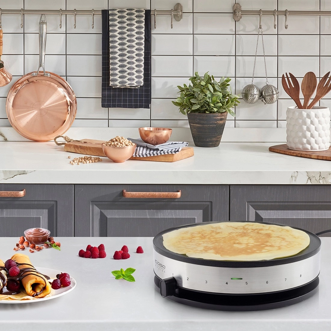 Crêpes-Maker mit Crêpe, Himbeeren, Schokolade, Küche, Essen, Kochen, Dessert