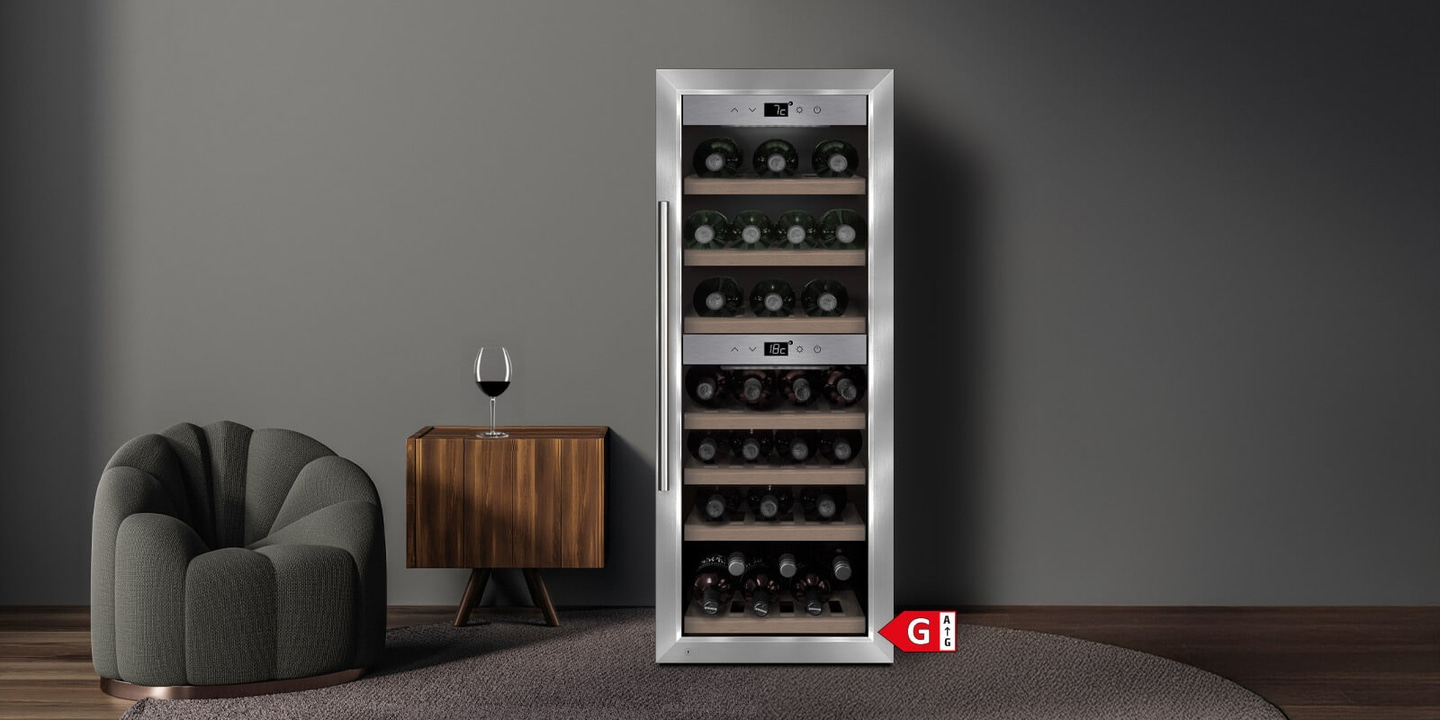 Ein moderner Weinkühlschrank mit Holzböden, gefüllt mit Weinflaschen, daneben ein Sessel und ein Beistelltisch mit Weinglas.