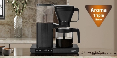 Schwarze Kaffeemaschine mit Aroma Triple Brew-Funktion auf einer Küchenarbeitsplatte.
