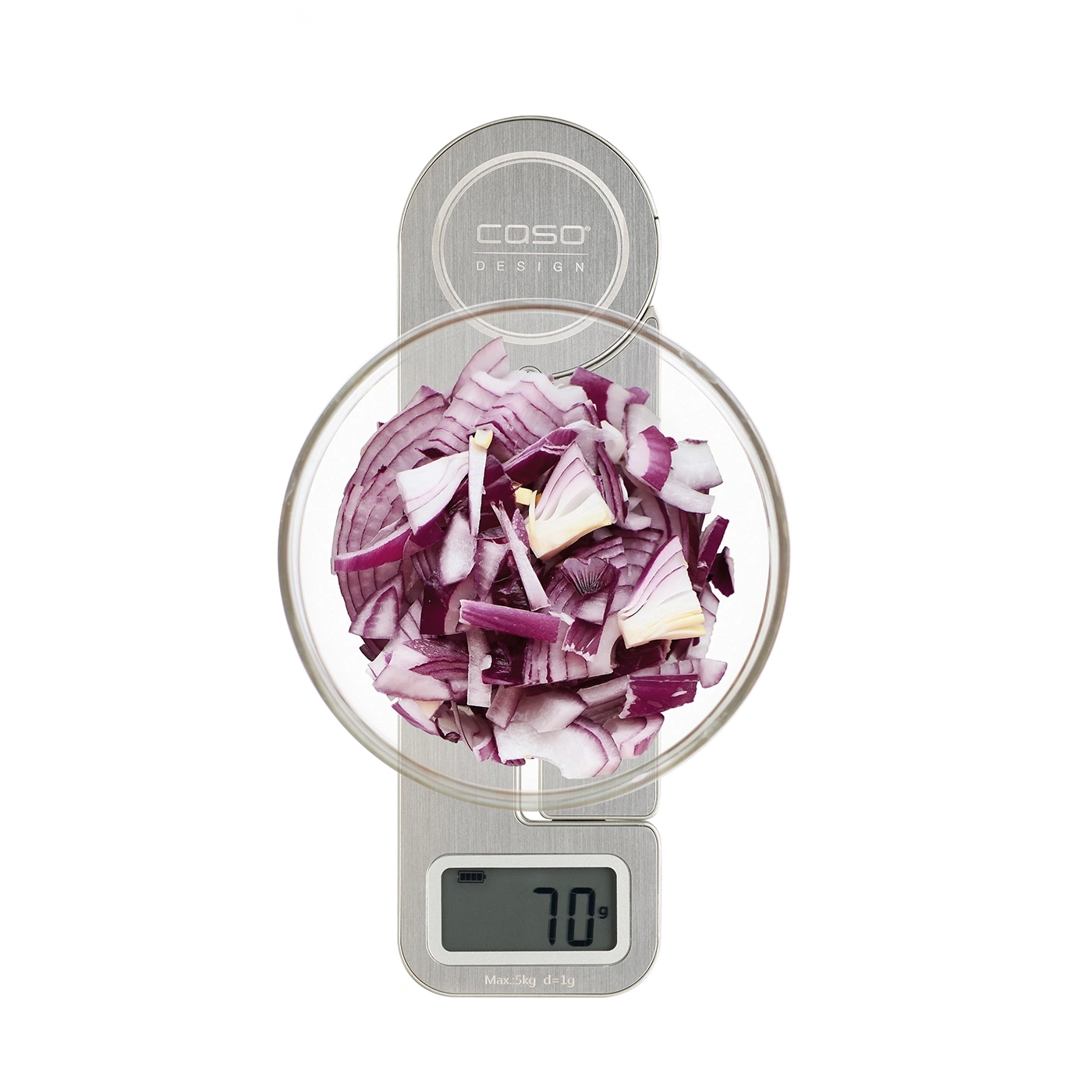 Zwiebeln auf einer Waage. Gehackte Zwiebeln in einer Glasschüssel. Gewicht: 70g.