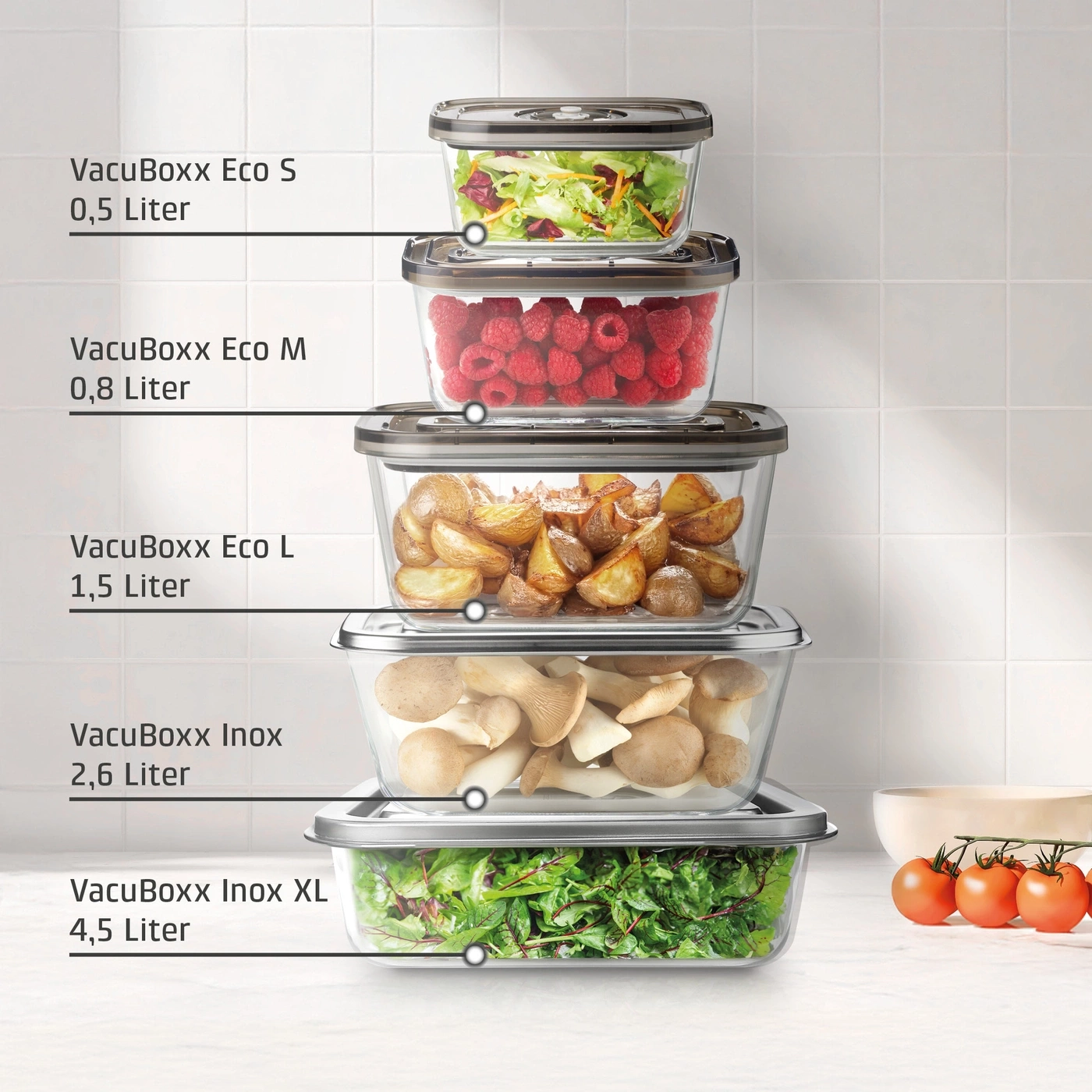 Fünf stapelbare Vakuumbehälter mit Lebensmitteln wie Salat, Beeren, Kartoffeln, Pilzen und Grünzeug.