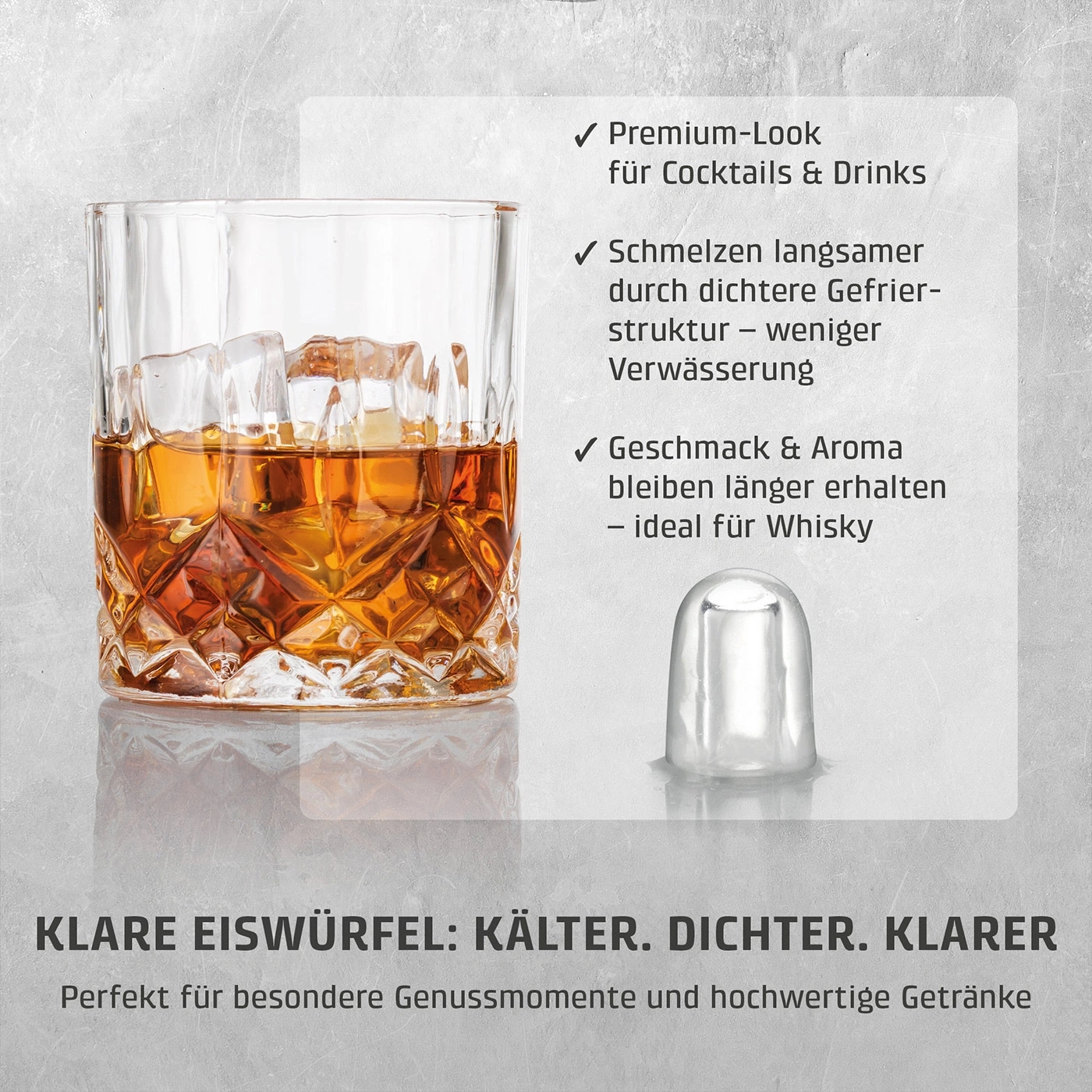 Ein Glas Whisky mit Eiswürfeln und ein einzelner Eiswürfel daneben.