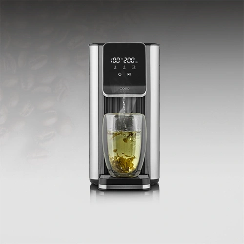 Teemaschine mit Glas, Wasser fließt in das Glas, Tee wird zubereitet.