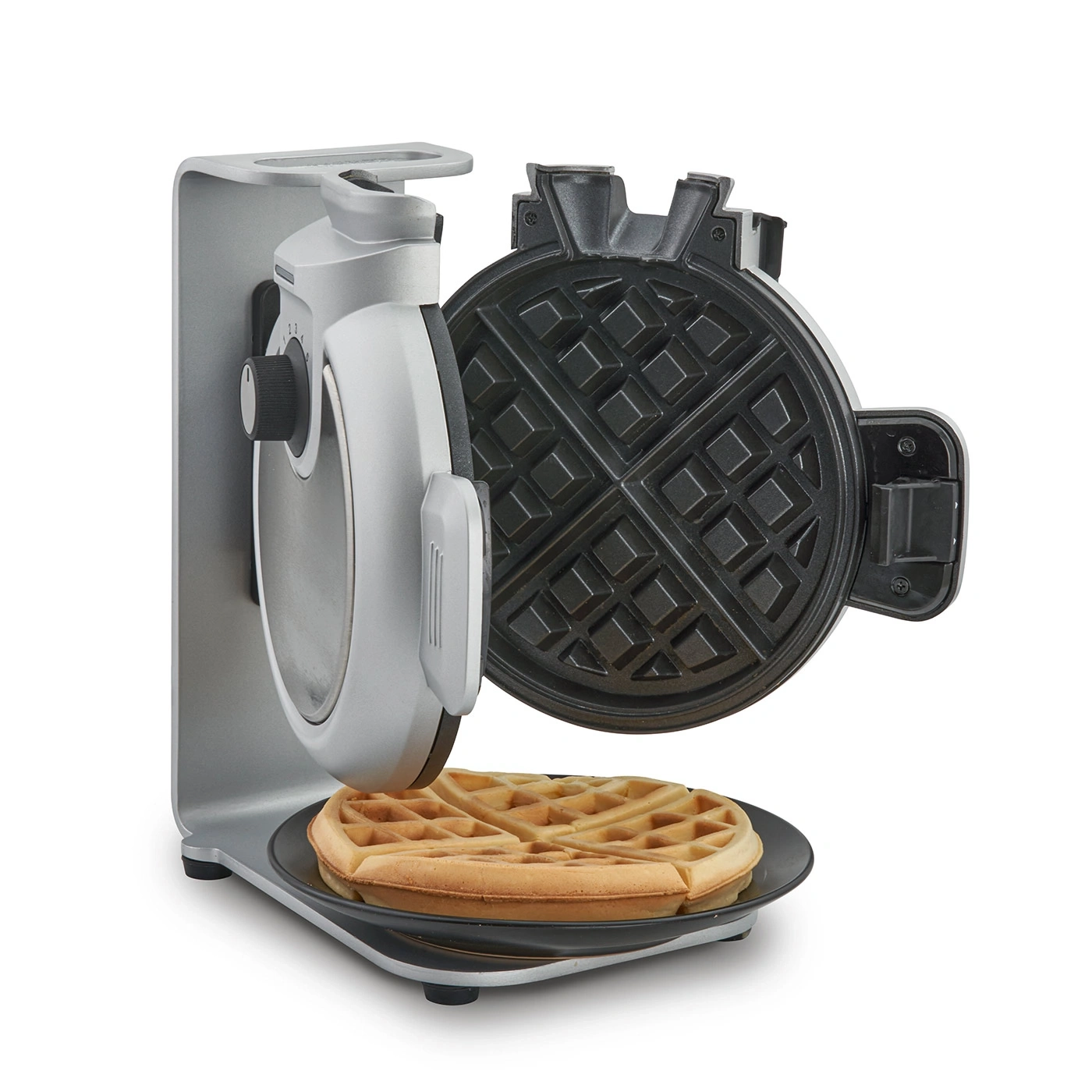 Waffeleisen mit Waffel auf einem Teller, bereit zum Servieren. Graue Farbe.