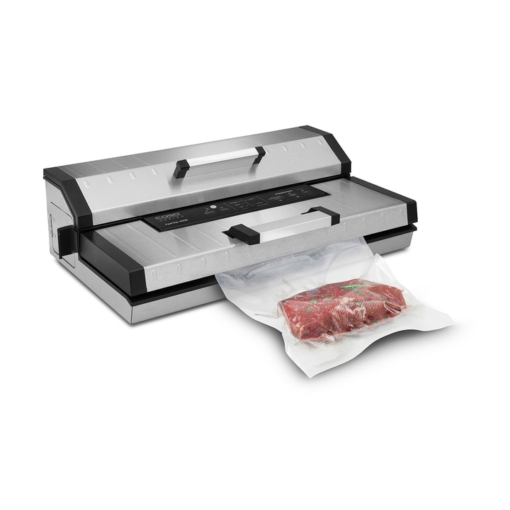 Vakuumiergerät mit Fleisch in einer Plastiktüte, silberfarben