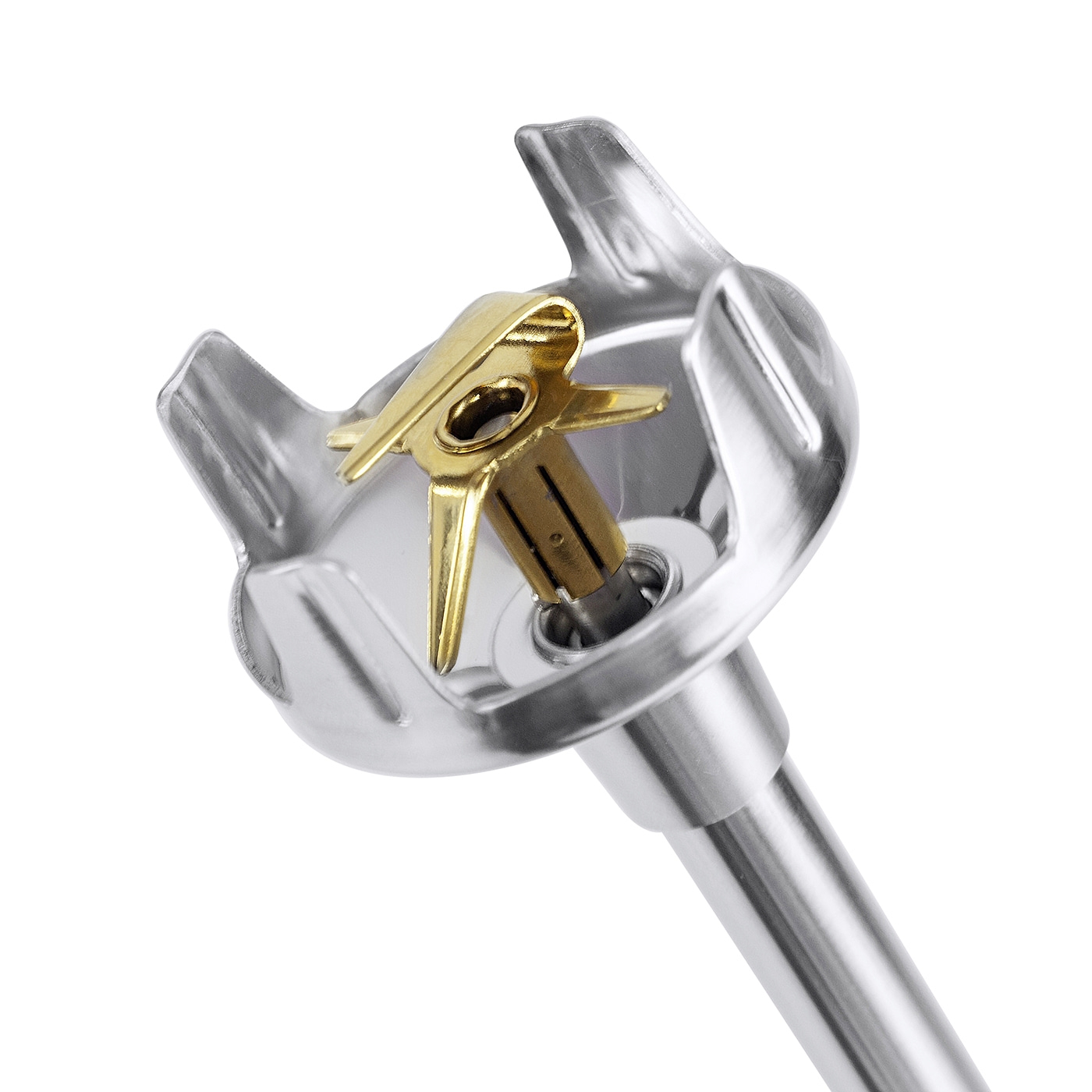 Nahaufnahme eines silbernen Mixers mit goldenen Klingen und weißem Hintergrund