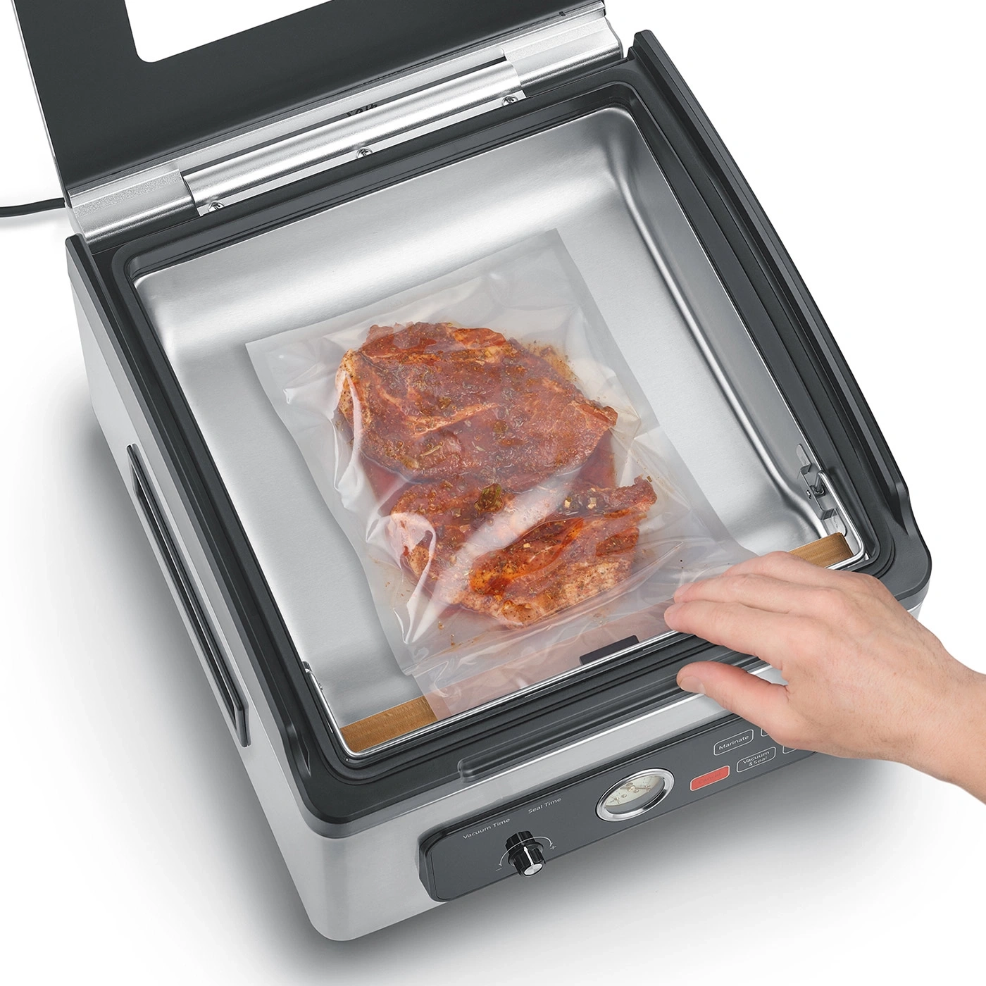 Vakuumiergerät mit Fleisch. Hand bedient das Gerät. Fleisch in Plastik.