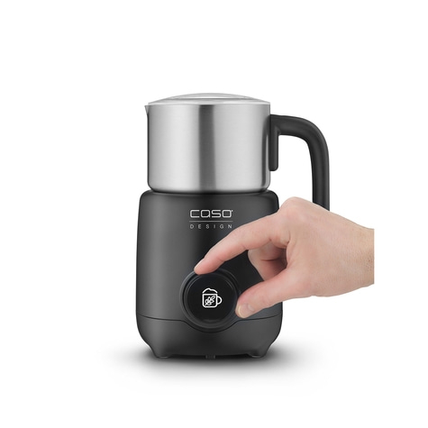 Milchaufschäumer, schwarz, mit Hand, die einen Knopf drückt, Caso Design