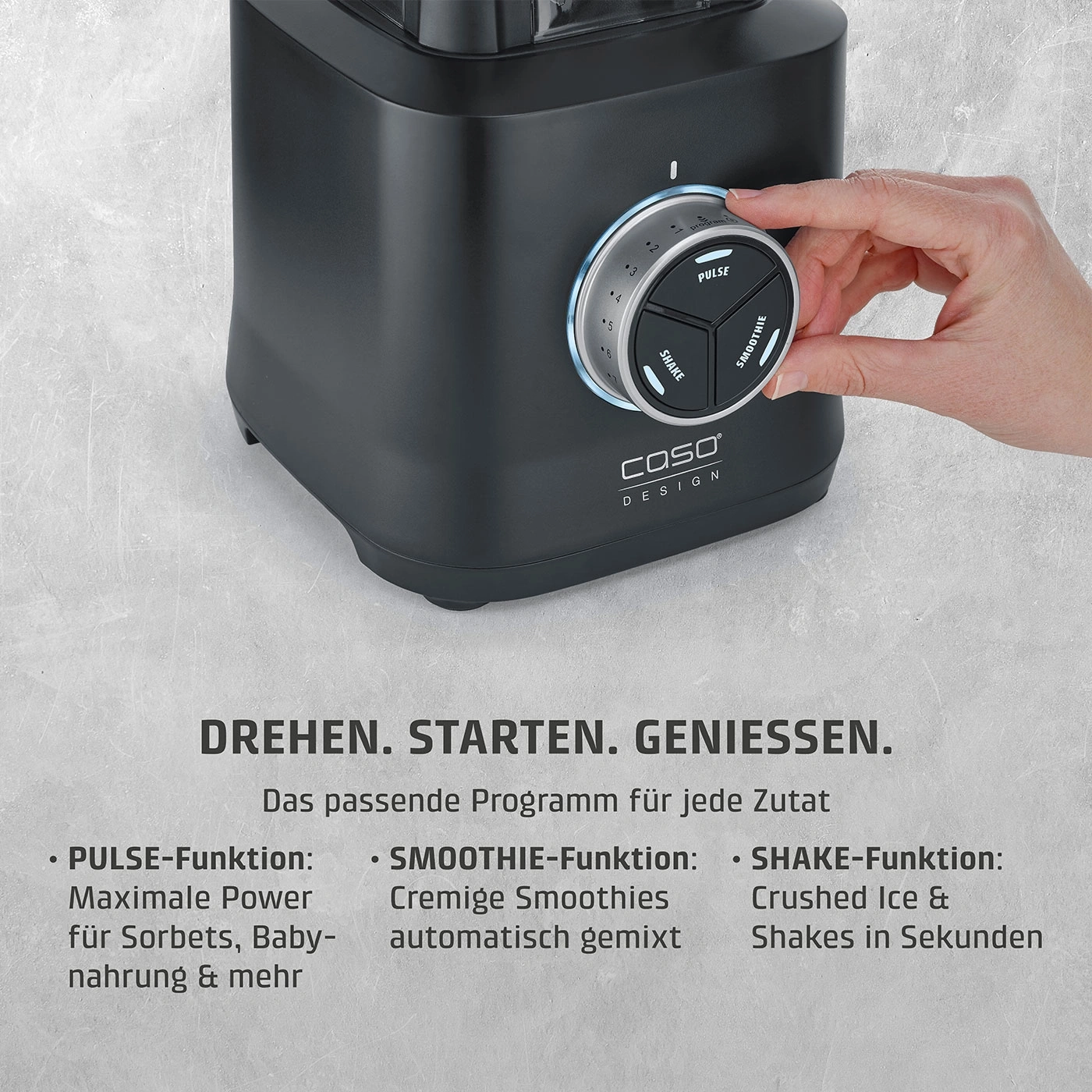 Ein schwarzer Standmixer mit einer Hand, die den Knopf dreht, um ein Programm auszuwählen.