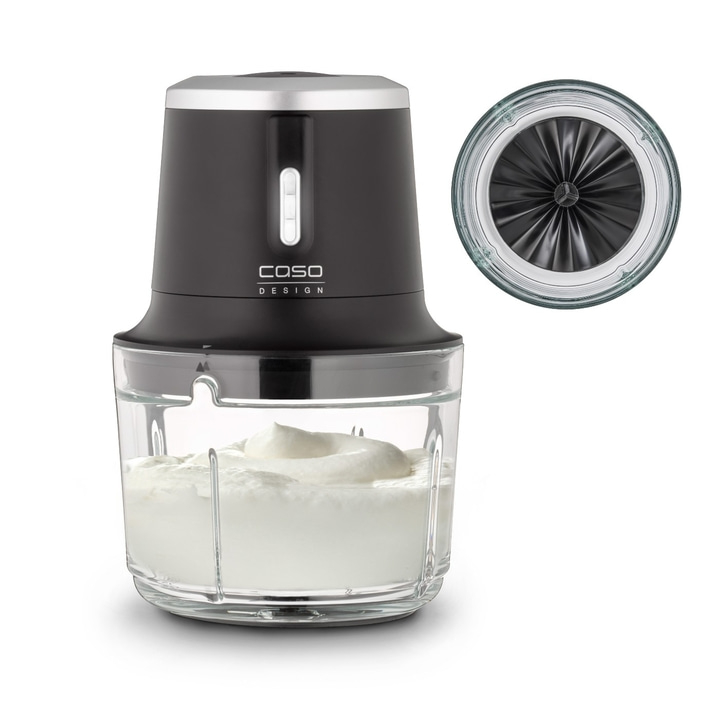 Schwarzer Küchenmixer mit Glasbehälter und weißem Inhalt, isoliert.