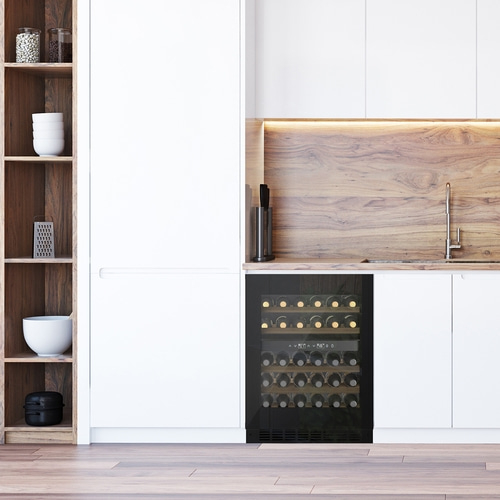 Einbau-Weinkühlschrank unter einer Holzrückwand in einer modernen Küche.