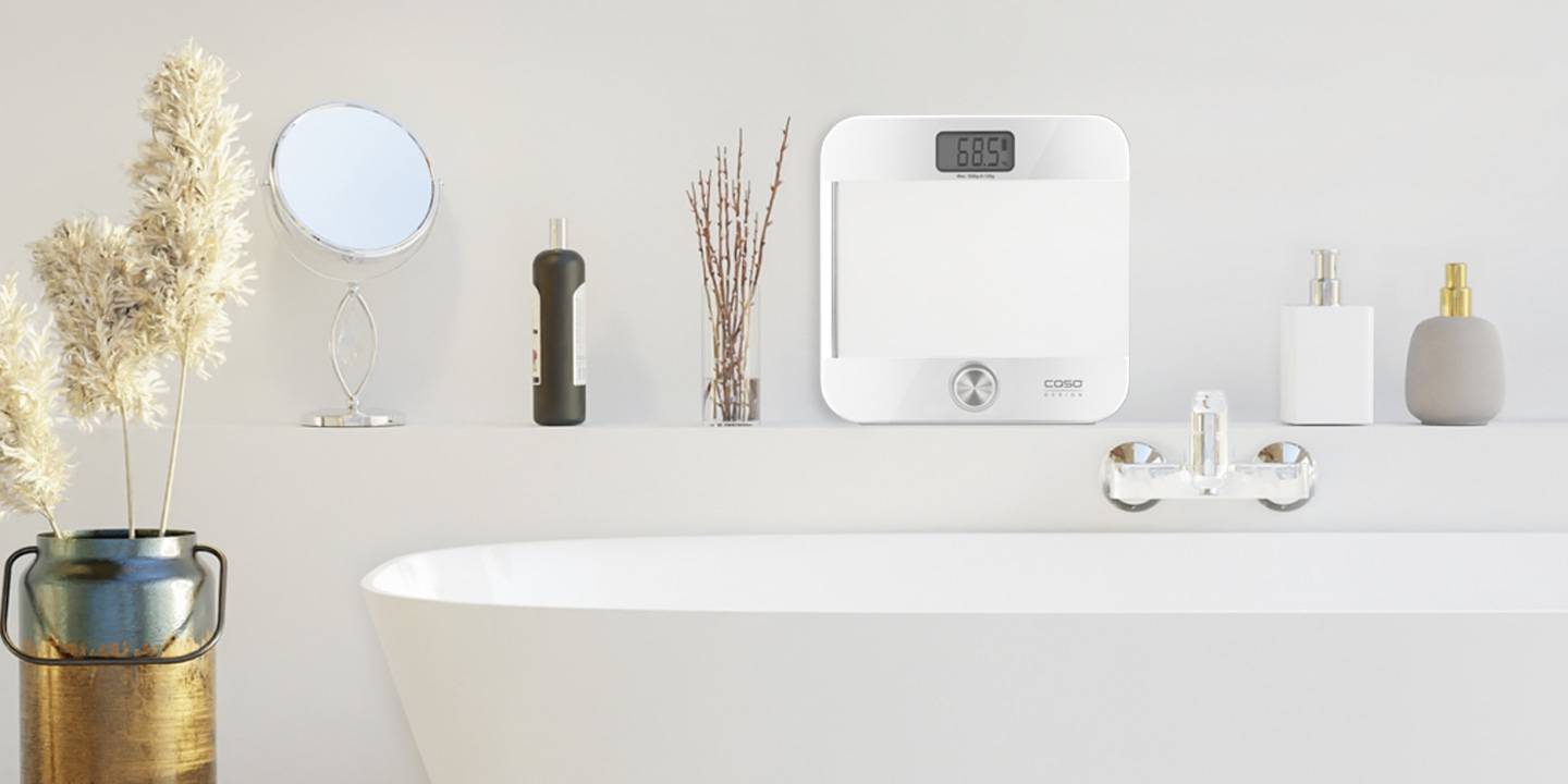 Badezimmer-Szene mit Waage, Spiegel, Flasche und Dekoration. Minimalistisch und hell.
