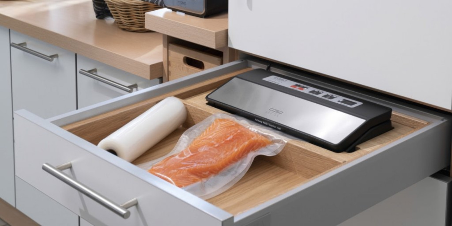 Vakuumiergerät und Lachs in einer Schublade
